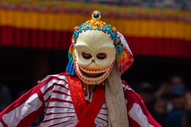 Leh, Ladakh Hindistan 'daki Hemis Manastırı' nda renkli bir maske dansı gerçekleştiriliyor..