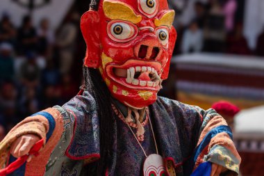 Leh, Ladakh Hindistan 'daki Hemis Manastırı' nda renkli bir maske dansı gerçekleştiriliyor..