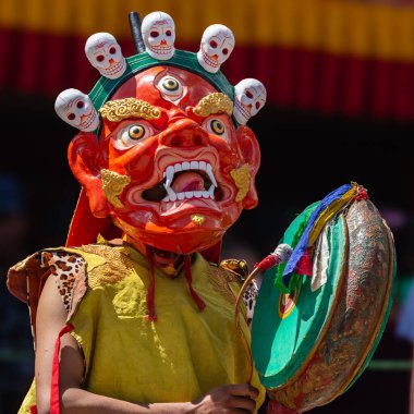 Leh, Ladakh Hindistan 'daki Hemis Manastırı' nda renkli bir maske dansı ve davul sesi yapılıyor..