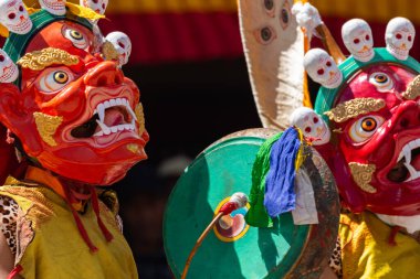 Leh, Ladakh Hindistan 'daki Hemis Manastırı' nda renkli bir maske dansı ve davul sesi yapılıyor..