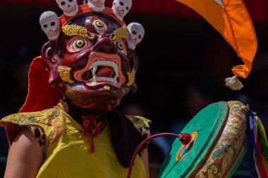 Leh, Ladakh Hindistan 'daki Hemis Manastırı' nda renkli bir maske dansı ve davul sesi yapılıyor..