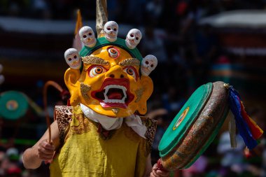 Leh, Ladakh Hindistan 'daki Hemis Manastırı' nda renkli bir maske dansı ve davul sesi yapılıyor..