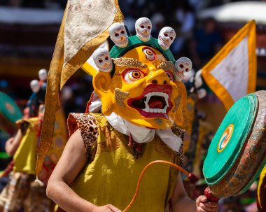 Leh, Ladakh Hindistan 'daki Hemis Manastırı' nda renkli bir maske dansı ve davul sesi yapılıyor..