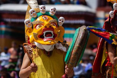 Leh, Ladakh Hindistan 'daki Hemis Manastırı' nda renkli bir maske dansı ve davul sesi yapılıyor..