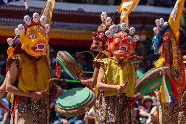 Leh, Ladakh Hindistan 'daki Hemis Manastırı' nda renkli bir maske dansı ve davul sesi yapılıyor..