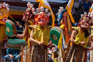 Leh, Ladakh Hindistan 'daki Hemis Manastırı' nda renkli bir maske dansı ve davul sesi yapılıyor..