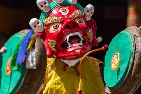 Leh, Ladakh Hindistan 'daki Hemis Manastırı' nda renkli bir maske dansı ve davul sesi yapılıyor..