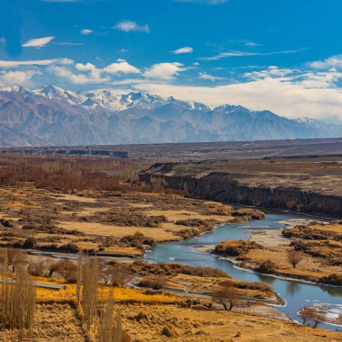 İndus nehri, Ladakh 'ta karla kaplı dağlarla kuru kış çimlerinin arasından akıyor. 