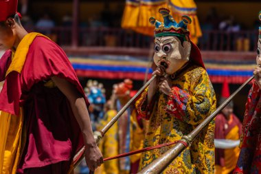 Hemis Manastırı 'nda 17 Haziran 2024' te Leh, Ladakh Hindistan 'daki Hemis Festivali sırasında renkli giyinmiş rahipler tarafından çıkarılan renkli geçit töreni..