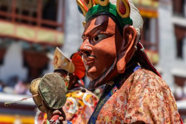 Hemis Manastırı 'ndaki Leh, Ladakh Hindistan' da düzenlenen Hemis festivalinde de Cham Dansı olarak adlandırılan renkli maske dansı.