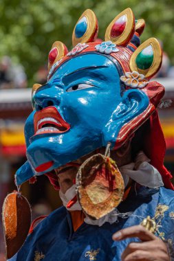 Hemis Manastırı 'ndaki Leh, Ladakh Hindistan' da düzenlenen Hemis festivalinde de Cham Dansı olarak adlandırılan renkli maske dansı.