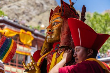 Hemis Manastırı 'nda 17 Haziran 2024' te Leh, Ladakh Hindistan 'daki Hemis Festivali sırasında renkli giyinmiş rahipler tarafından çıkarılan renkli geçit töreni..