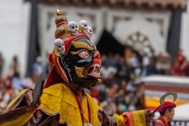 Hemis Manastırı 'ndaki Leh, Ladakh Hindistan' da düzenlenen Hemis festivalinde de Cham Dansı olarak adlandırılan renkli maske dansı.