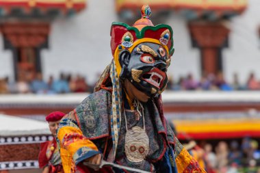Hemis Manastırı 'ndaki Leh, Ladakh Hindistan' da düzenlenen Hemis festivalinde de Cham Dansı olarak adlandırılan renkli maske dansı.