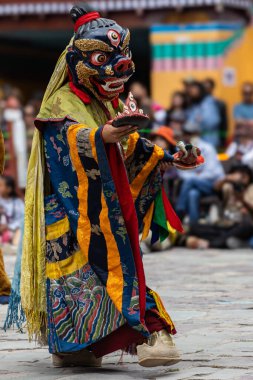 Hemis Manastırı 'ndaki Leh, Ladakh Hindistan' da düzenlenen Hemis festivalinde de Cham Dansı olarak adlandırılan renkli maske dansı.