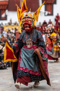 Hemis Manastırı 'ndaki Leh, Ladakh Hindistan' da düzenlenen Hemis festivalinde de Cham Dansı olarak adlandırılan renkli maske dansı.