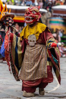 Hemis Manastırı 'ndaki Leh, Ladakh Hindistan' da düzenlenen Hemis festivalinde de Cham Dansı olarak adlandırılan renkli maske dansı.