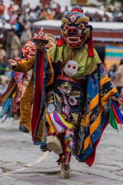 Hemis Manastırı 'ndaki Leh, Ladakh Hindistan' da düzenlenen Hemis festivalinde de Cham Dansı olarak adlandırılan renkli maske dansı.