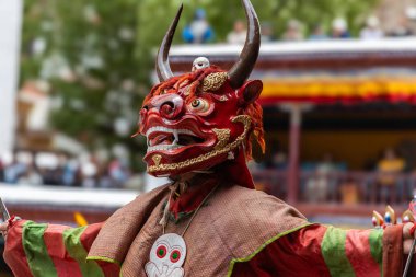 Hemis Manastırı 'ndaki Leh, Ladakh Hindistan' da düzenlenen Hemis festivalinde de Cham Dansı olarak adlandırılan renkli maske dansı.