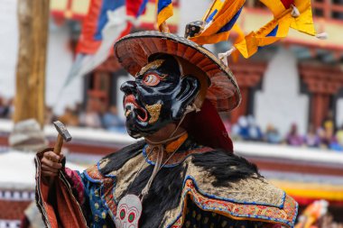 Hemis Manastırı 'ndaki Leh, Ladakh Hindistan' da düzenlenen Hemis festivalinde de Cham Dansı olarak adlandırılan renkli maske dansı.