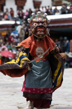 Leh, Ladakh Hindistan 'daki Hemis Manastırı' nda renkli bir maske dansı gerçekleştiriliyor..