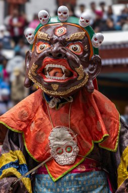 Leh, Ladakh Hindistan 'daki Hemis Manastırı' nda renkli bir maske dansı gerçekleştiriliyor..