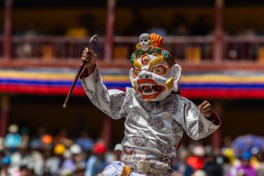 Leh, Ladakh Hindistan 'daki Hemis Manastırı' nda renkli bir maske dansı gerçekleştiriliyor..