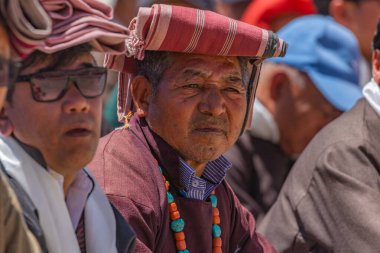 24 Mayıs 2024 'te Leh, Hindistan' da açık alanda bir grup Ladakhi erkeği ve kadın bir araya geldi..