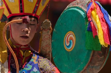 17 Haziran 2024 'te Hindistan' ın Leh kentinde Hemis Manastırı 'nda davul çalan geleneksel kostümlü genç bir Budist keşiş..