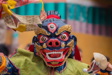 Leh, Ladakh Hindistan 'daki Hemis Manastırı' nda renkli bir maske dansı gerçekleştiriliyor..