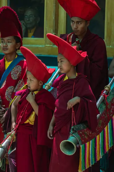 Bir kültür festivalinde Ladakhi keşişleri 5 Temmuz 2024 'te Hindistan' ın Leh kentinde geleneksel müzik aleti çalıyorlar.