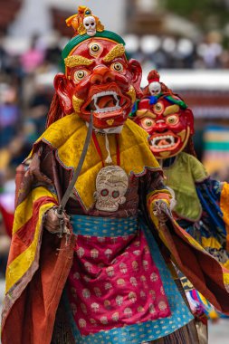 Leh, Ladakh Hindistan 'daki Hemis Manastırı' nda renkli bir maske dansı gerçekleştiriliyor..