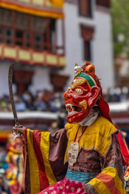 Leh, Ladakh Hindistan 'daki Hemis Manastırı' nda renkli bir maske dansı gerçekleştiriliyor..