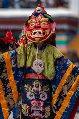 Leh, Ladakh Hindistan 'daki Hemis Manastırı' nda renkli bir maske dansı gerçekleştiriliyor..