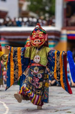 Leh, Ladakh Hindistan 'daki Hemis Manastırı' nda renkli bir maske dansı gerçekleştiriliyor..
