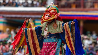 Leh, Ladakh Hindistan 'daki Hemis Manastırı' nda renkli bir maske dansı gerçekleştiriliyor..