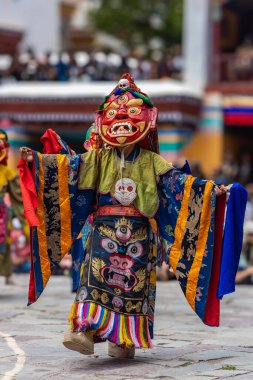 Leh, Ladakh Hindistan 'daki Hemis Manastırı' nda renkli bir maske dansı gerçekleştiriliyor..