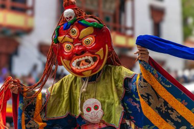 Leh, Ladakh Hindistan 'daki Hemis Manastırı' nda renkli bir maske dansı gerçekleştiriliyor..