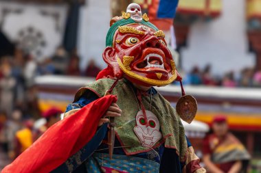 Leh, Ladakh Hindistan 'daki Hemis Manastırı' nda renkli bir maske dansı gerçekleştiriliyor..
