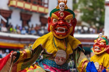Leh, Ladakh Hindistan 'daki Hemis Manastırı' nda renkli bir maske dansı gerçekleştiriliyor..
