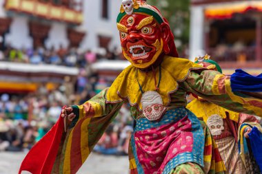 Leh, Ladakh Hindistan 'daki Hemis Manastırı' nda renkli bir maske dansı gerçekleştiriliyor..