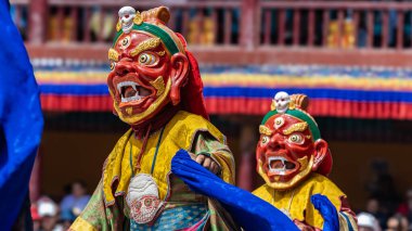 Leh, Ladakh Hindistan 'daki Hemis Manastırı' nda renkli bir maske dansı gerçekleştiriliyor..