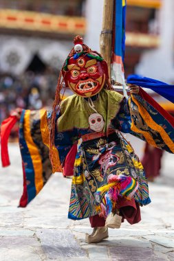 Leh, Ladakh Hindistan 'daki Hemis Manastırı' nda renkli bir maske dansı gerçekleştiriliyor..