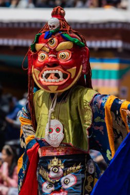 Leh, Ladakh Hindistan 'daki Hemis Manastırı' nda renkli bir maske dansı gerçekleştiriliyor..