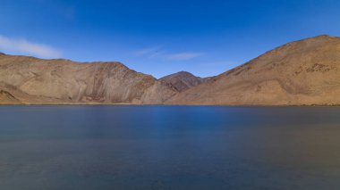 Yayatso 'da mavi su, Hindistan' ın Ladakh şehrinde yüksek irtifada bir göl. 4820 metrelik yeni bir biyolojik çeşitlilik noktası..  