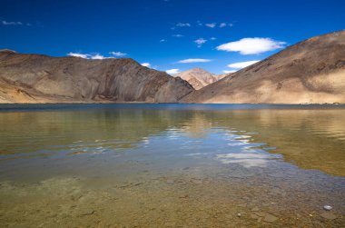 Hindistan 'ın Ladakh şehrinde bulunan güzel bir yüksek irtifa gölü. YayaTso olarak adlandırılıyor. Yeşil ve mavi tonlarında su var.