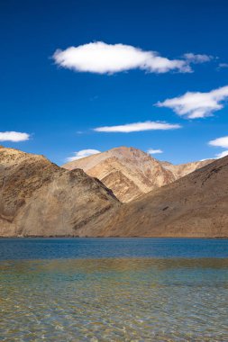 Yayatso 'nun berrak sularında dalgalanmalar, Ladakh, Hindistan' da yüksek irtifada bir göl. 4820 metrelik yeni bir biyolojik çeşitlilik noktası..  