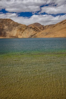 Hindistan 'ın Ladakh şehrinde bulunan güzel bir yüksek irtifa gölü. YayaTso olarak adlandırılıyor. Yeşil ve mavi tonlarında su var.