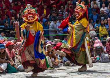 Ladakhi rahipleri 17 Haziran 2024 'te Hindistan' ın Leh kentinde düzenlenen Hemis festivalinde geleneksel kostüm giyerek müzik aleti çalıyorlar.