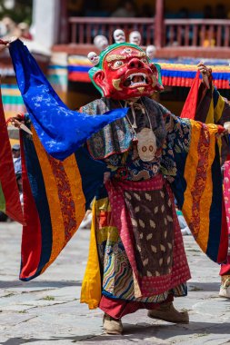 Hemis Manastırı 'ndaki Leh, Ladakh Hindistan' da düzenlenen Hemis festivalinde de Cham Dansı olarak adlandırılan renkli maske dansı.